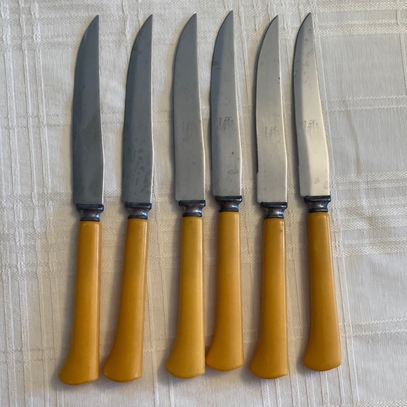 Set of 6 Vintage Bakelite Butterscotch Steak Knives - Picture 1 of 3
